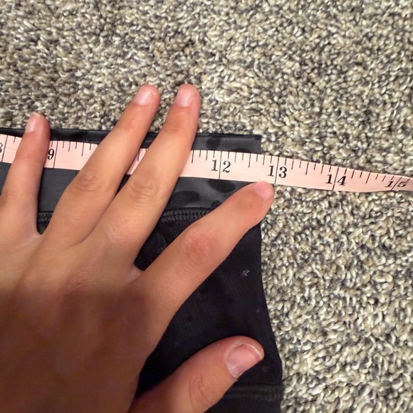 Lululemon Just Breathe Pant
Animal Swirl Deep Coal Light / Black size 6 EUC - Picture 4 of 5